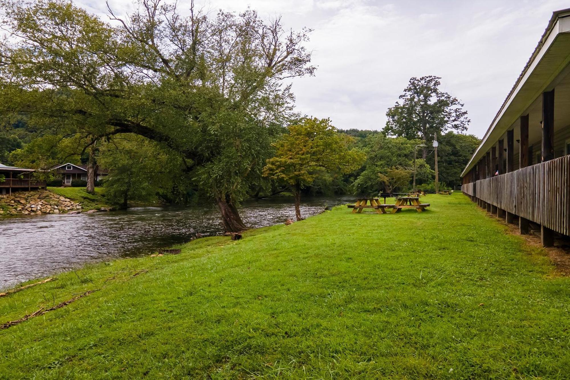 Lloyd'S On The River Country Inn By Oyo Bryson City Exterior foto